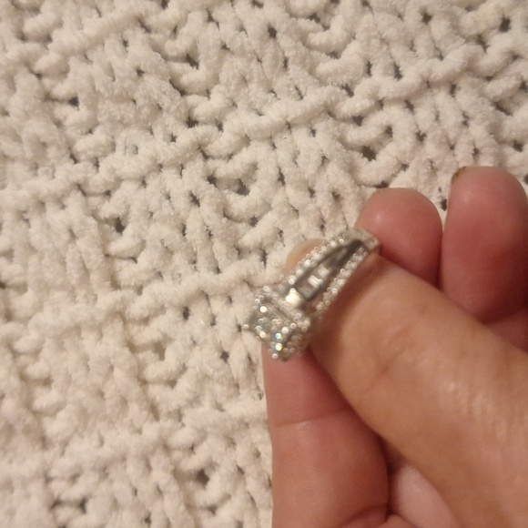 BEAUTIFUL 10K WHITE GOLD SQUARE DIAMOND CLUSTER ENGAGEMENT RING - Picture 12 of 15